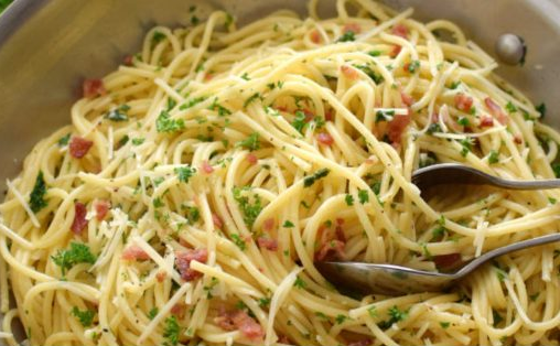 Como hacer Espaguetis con ajo y perejil ¡Una receta súper practica y sabrosa!